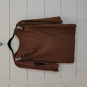CHICO'S size 1 (medium/8) brown peek a boo shoulder shirt